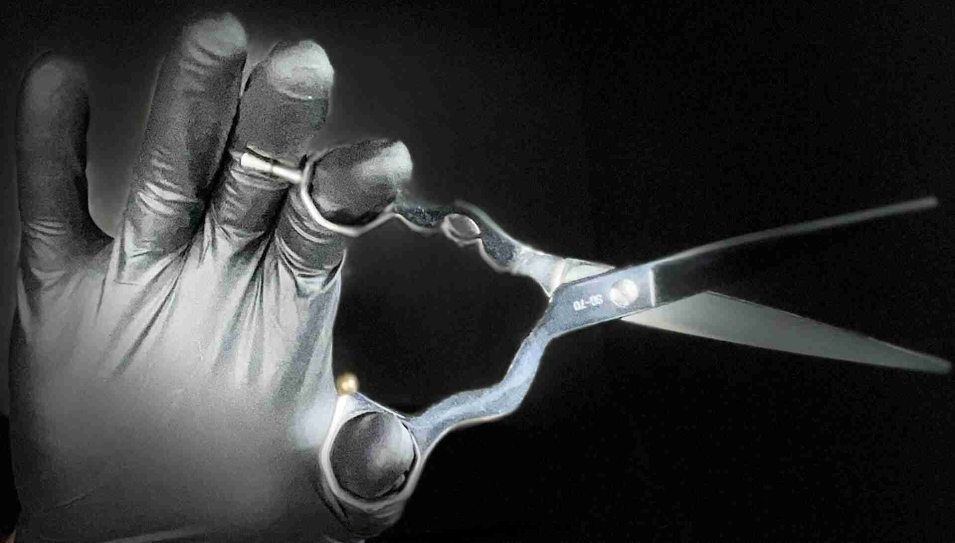 Incorrect way to hold your hair shear